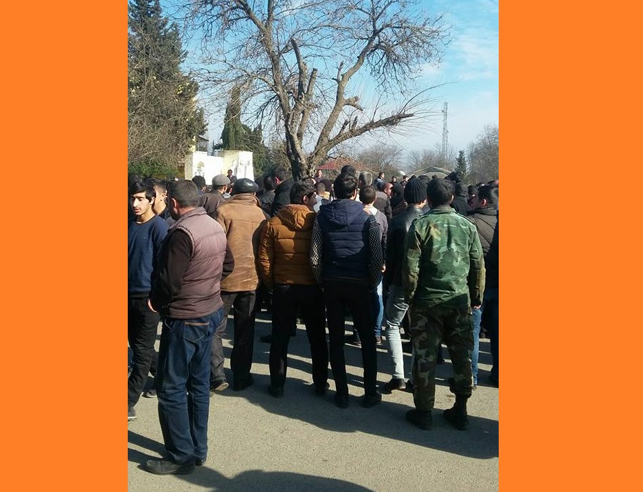 Ләнкәран, Лиманда гијмәтләрлә етираз едәрәк вәтәндашлар јоллары бағлајыблар – Фото (Јениләнди)
